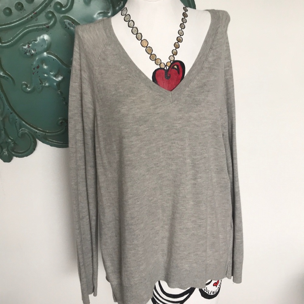 Banana Republic heather gray pullover v neck top - Picture 1 of 4